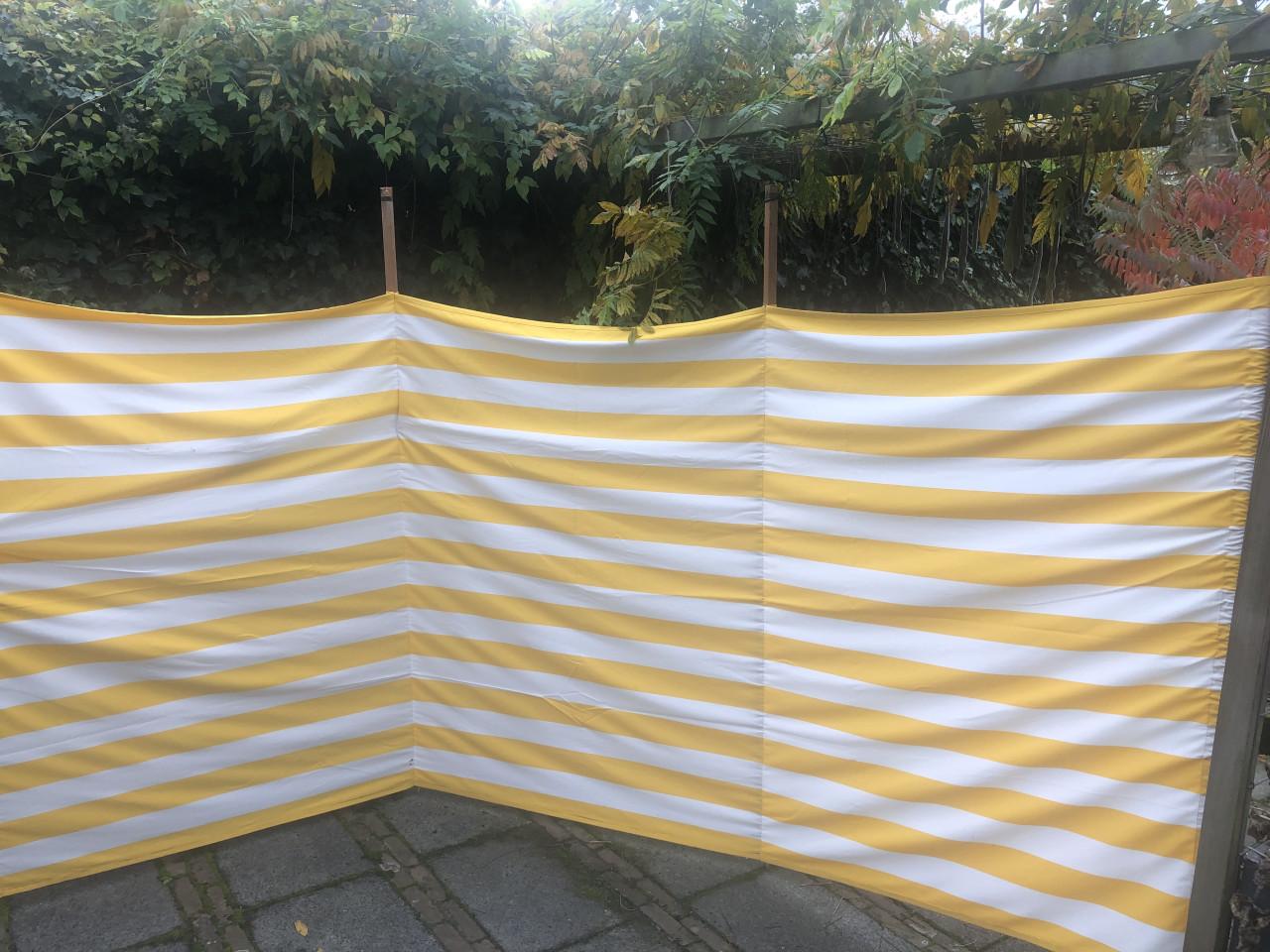 Zelfgemaakt wind-strandscherm 3.75 lang, 1.60 hoog incl. stokken