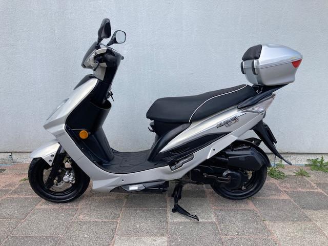 2X KYMCO VP50 SNOR SCOOTERS TE KOOP ! BEIDEN WEINIG KM !!