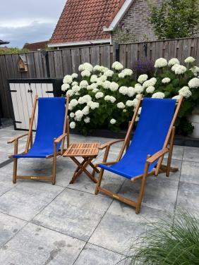 Strandstoelen en tafeltje