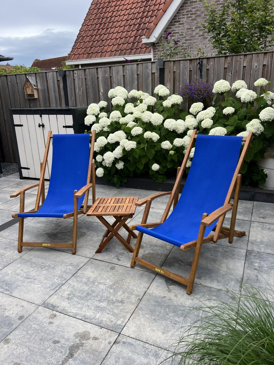 Strandstoelen en tafeltje