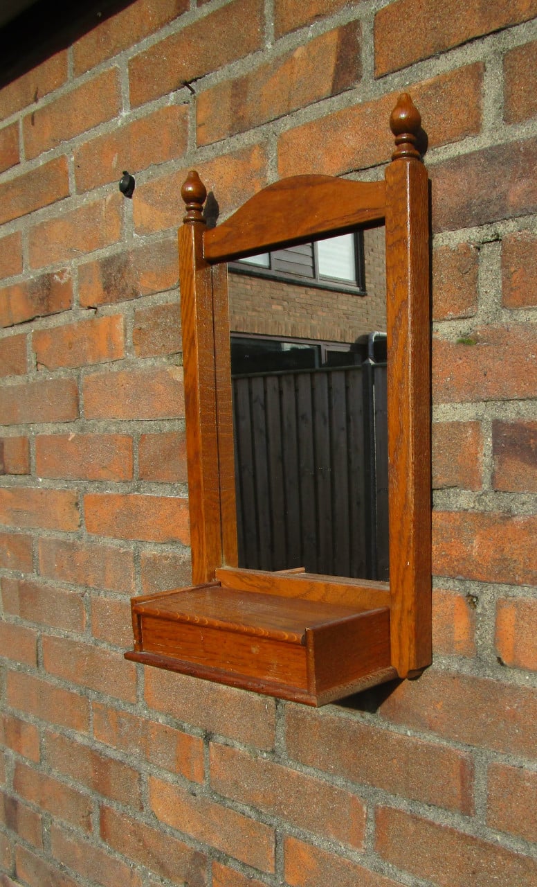 Vintage eikenhouten spiegel met kammen bakje.