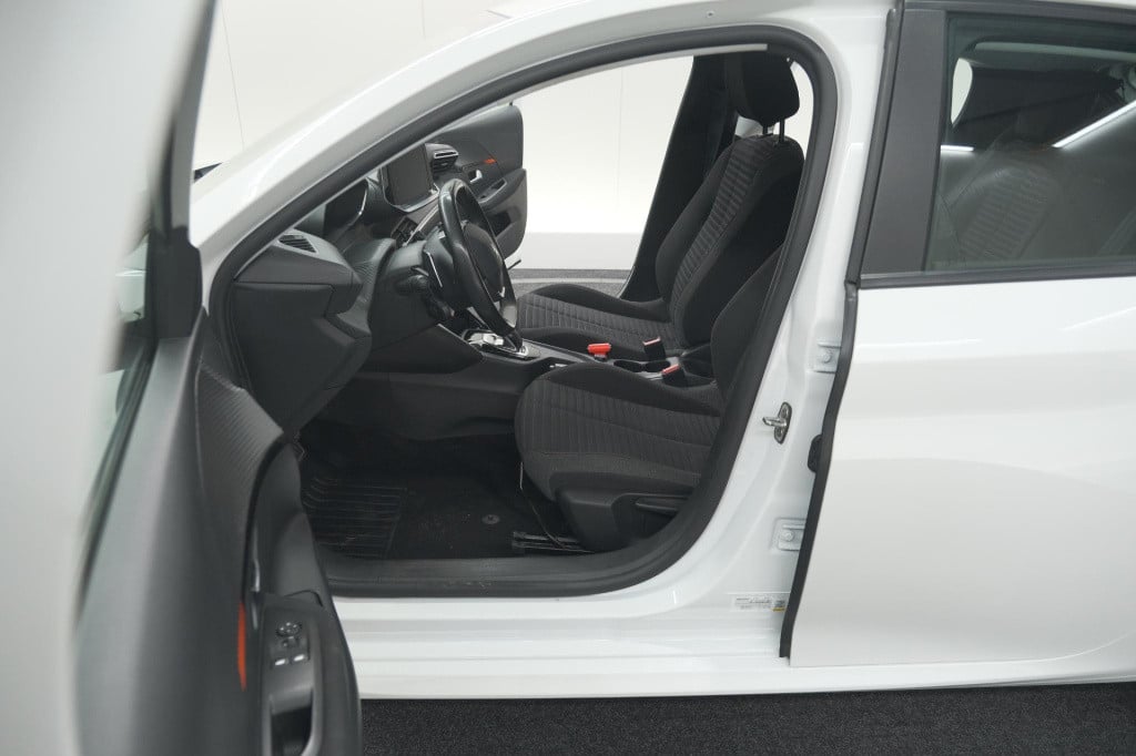 Peugeot 208 puretech 100 eat8 active | trekhaak | parkeersensoren | navigat