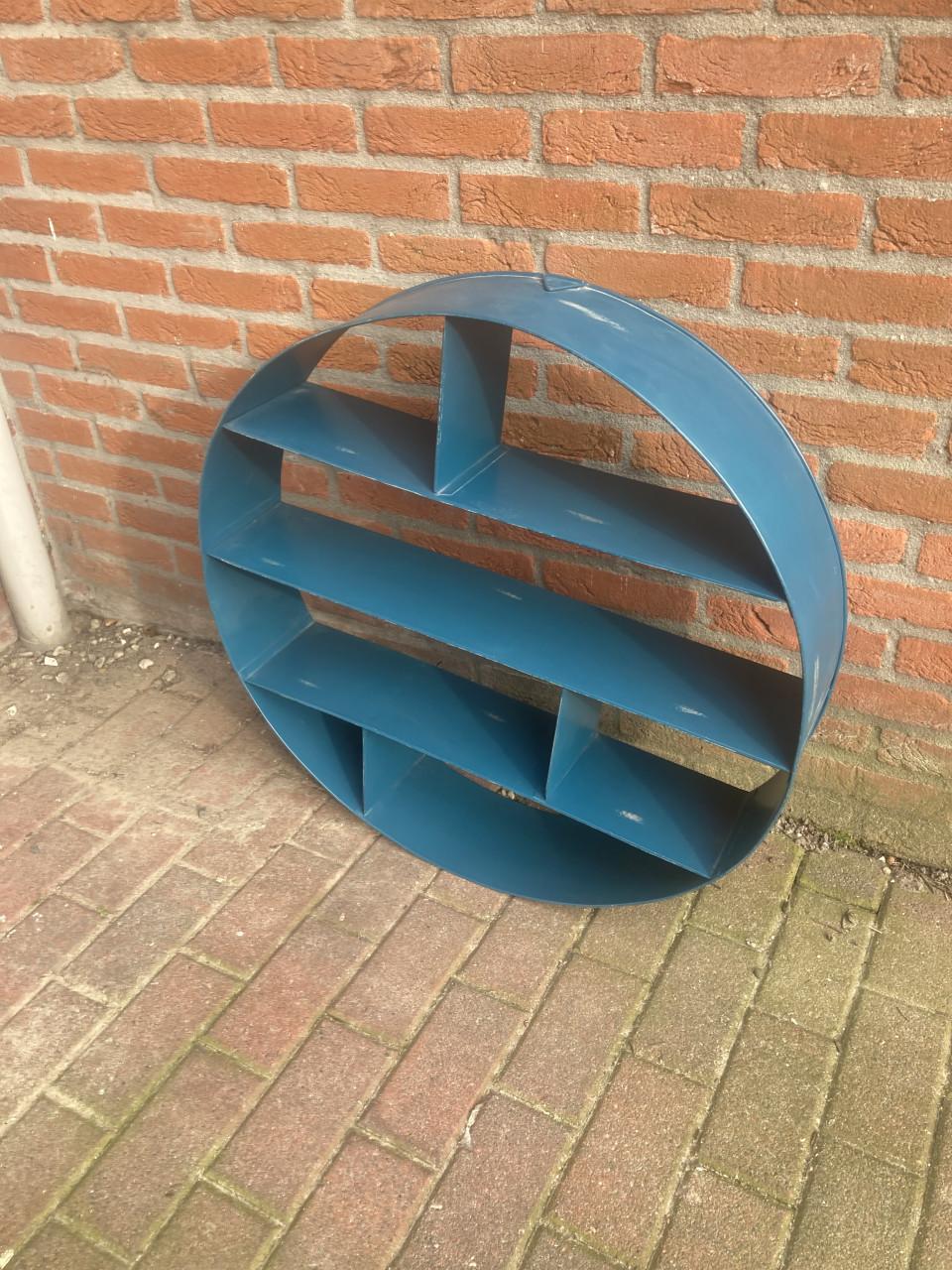 Wandrek rond metaal petrol