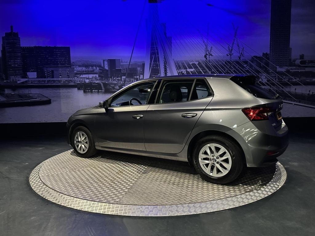 Skoda Fabia 1.0 tsi business edition *camera*pdc*winterpack*app*navi*