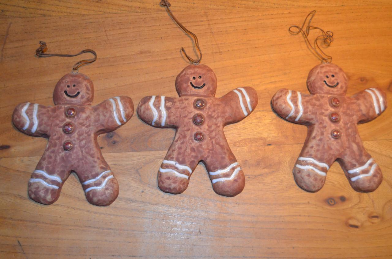 3 Aardewerk deegventers / peperkoekmannetjes ipst.