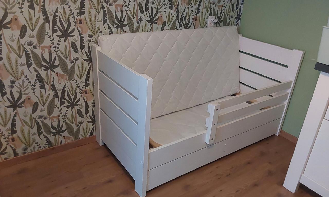 Compleet peuterbed met lade, matras, kussen, dekbed, hoeslakens,beschermers