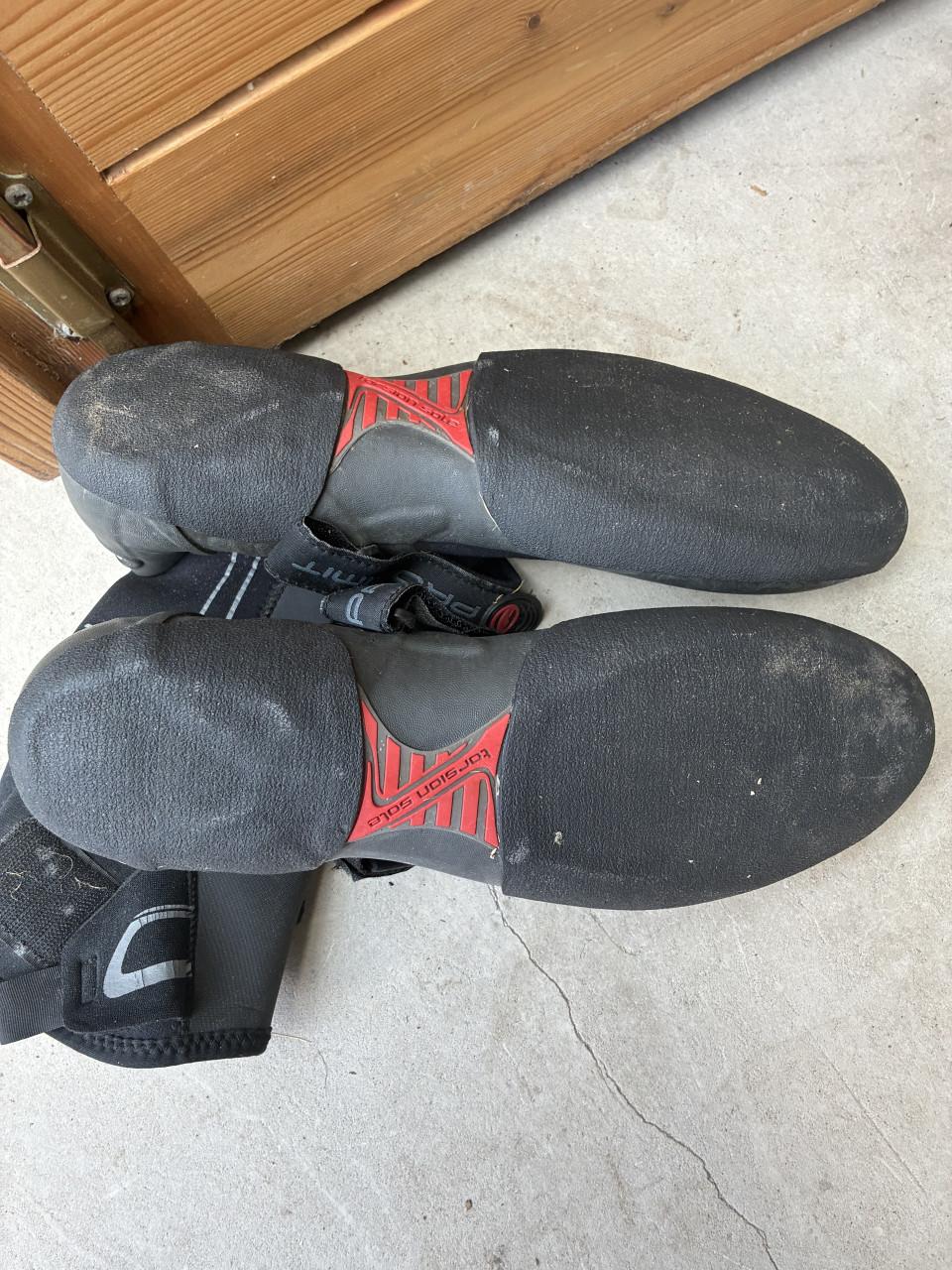 Surfpak/wetsuit met surfschoenen