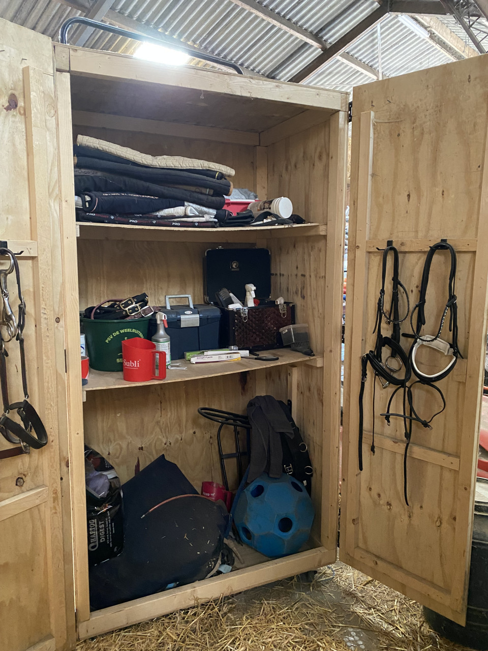 Zadel/ paardenkast bijna nieuw