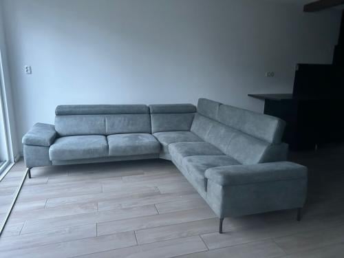 Te koop: Hoekbank 270 x 260 cm (met verstelbare leuningen)