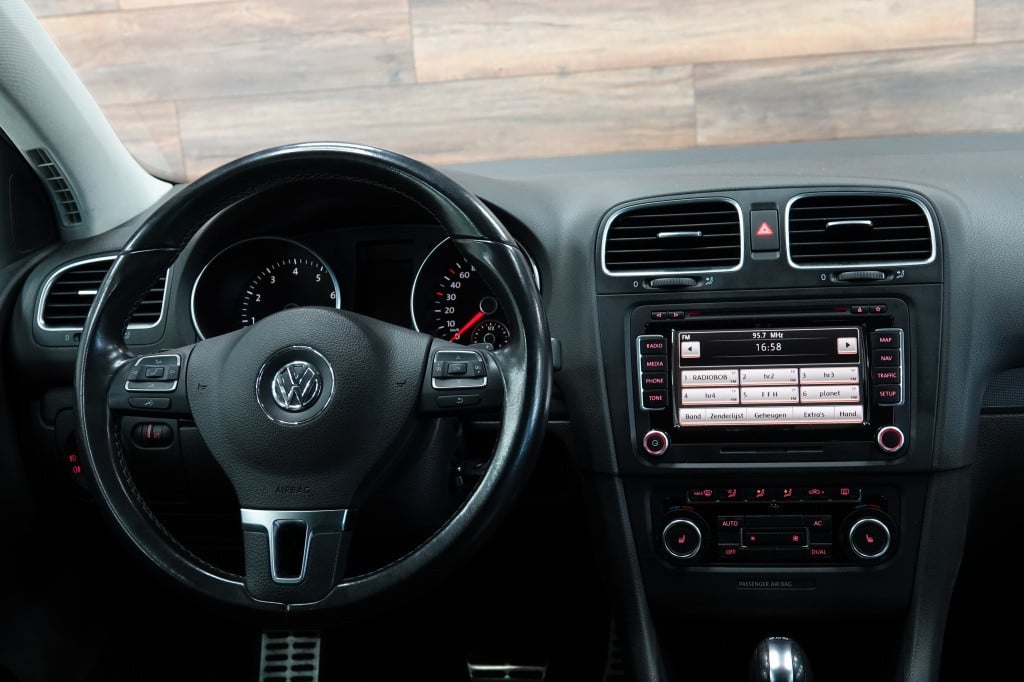 Volkswagen Golf 1.2 tsi highline | pdc | navi | stoelverw. |
