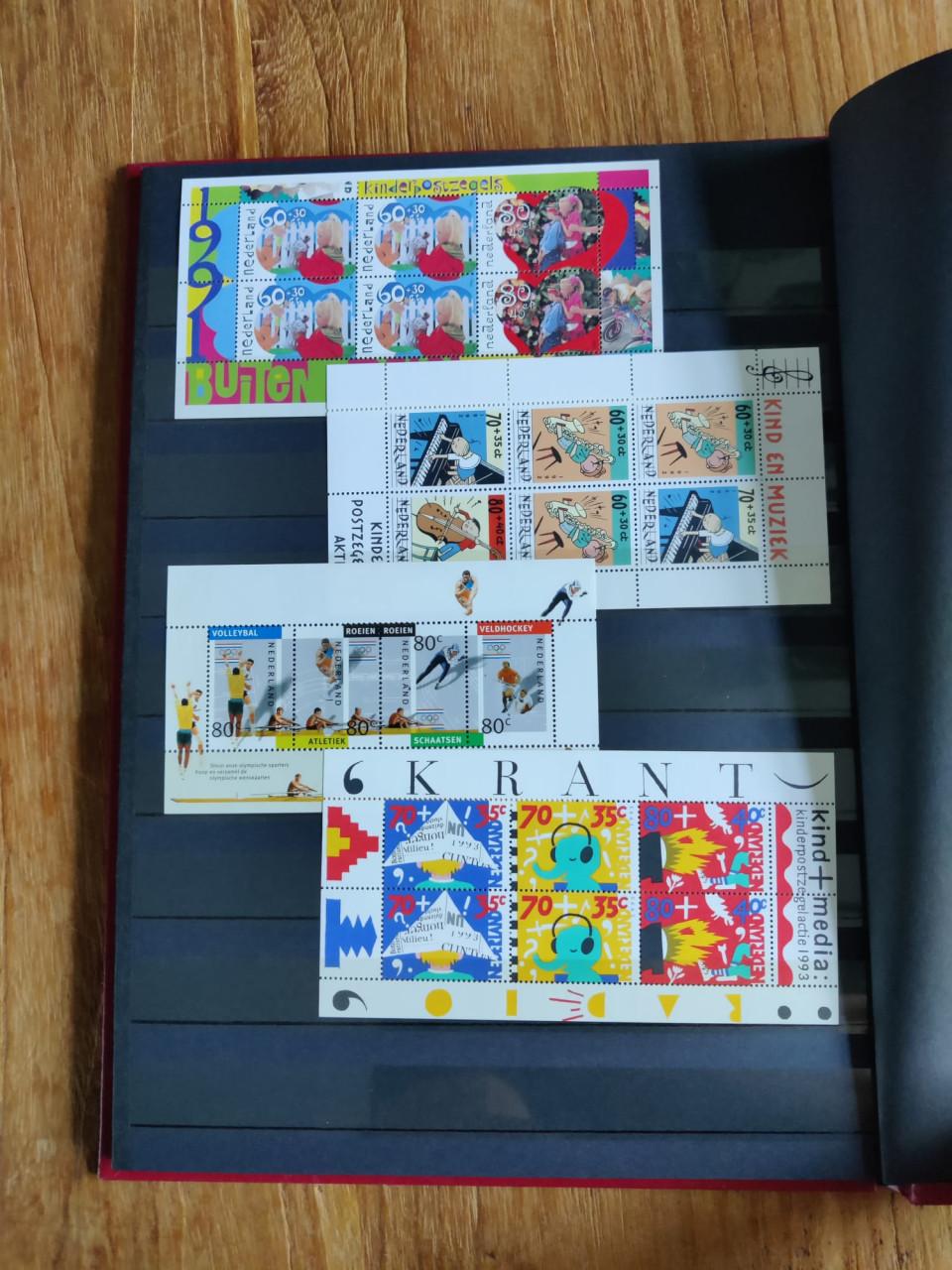 Dun album met blokken kinderzegels Nederland