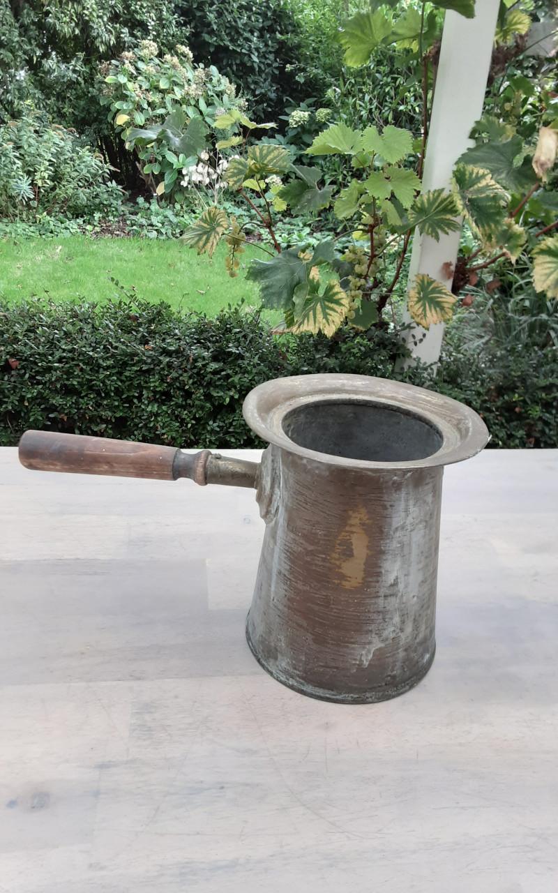 Koperen kan met houten steel