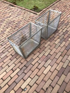 2 metalen manden.