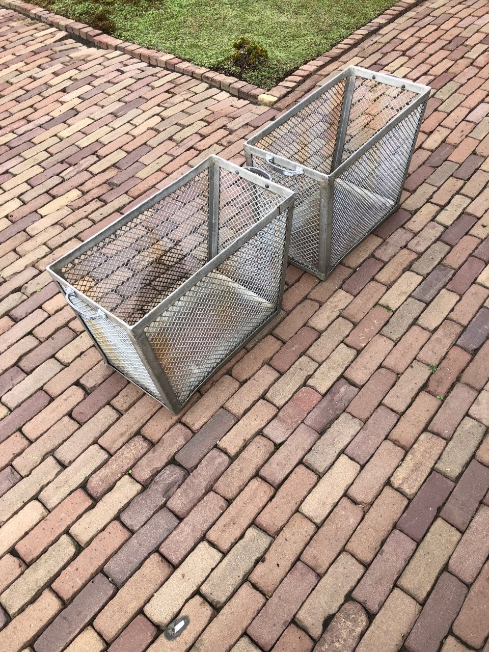 2 metalen manden.