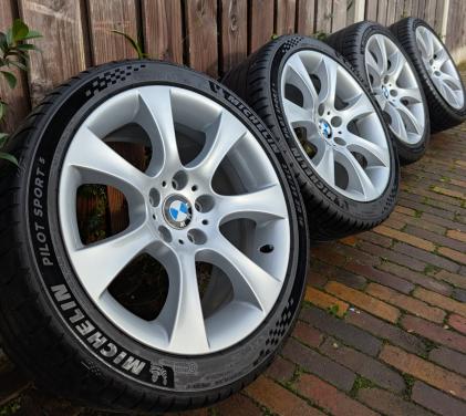 Orig. BMW E60/61 style 124 breedset 18'' velgen met Michelin pilot sport 5