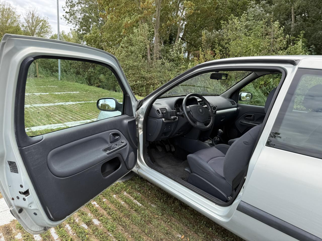 Grijze Renault Clio 1.6 (2004) – 185.000 km – NIEUWE APK (Aug 2027) – Trekh
