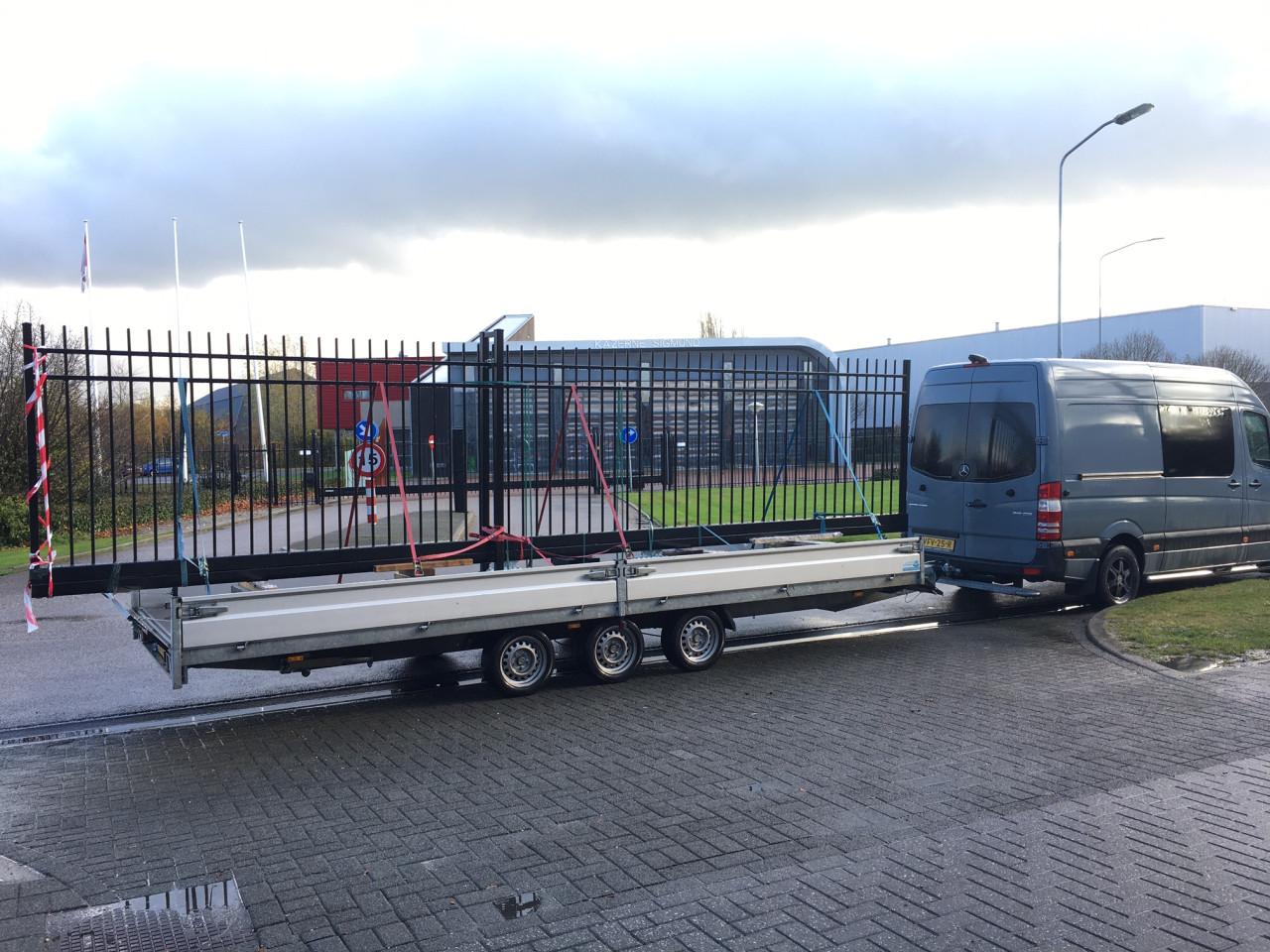 Grote Aanhangwagen / Autoambulance.