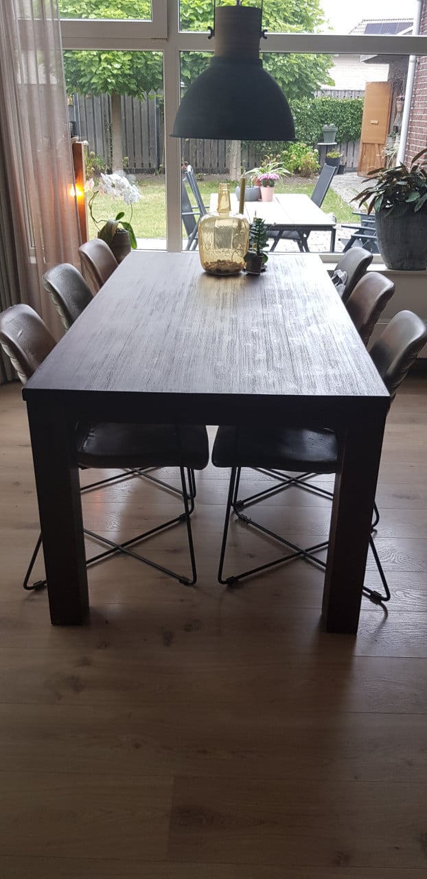 Inboedel: boekenkasten, eettafel, fauteuils, hanglampen, vloerlamp
