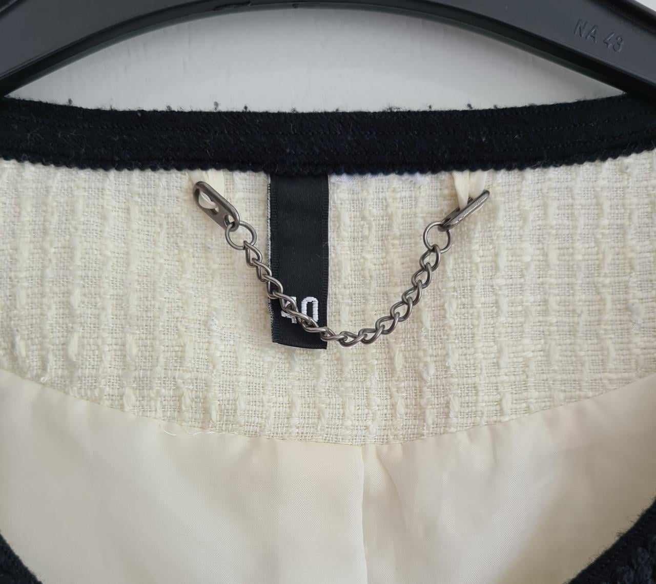 H&M bouclé jasje in de kleur room wit met zwarte bies. Maat 40