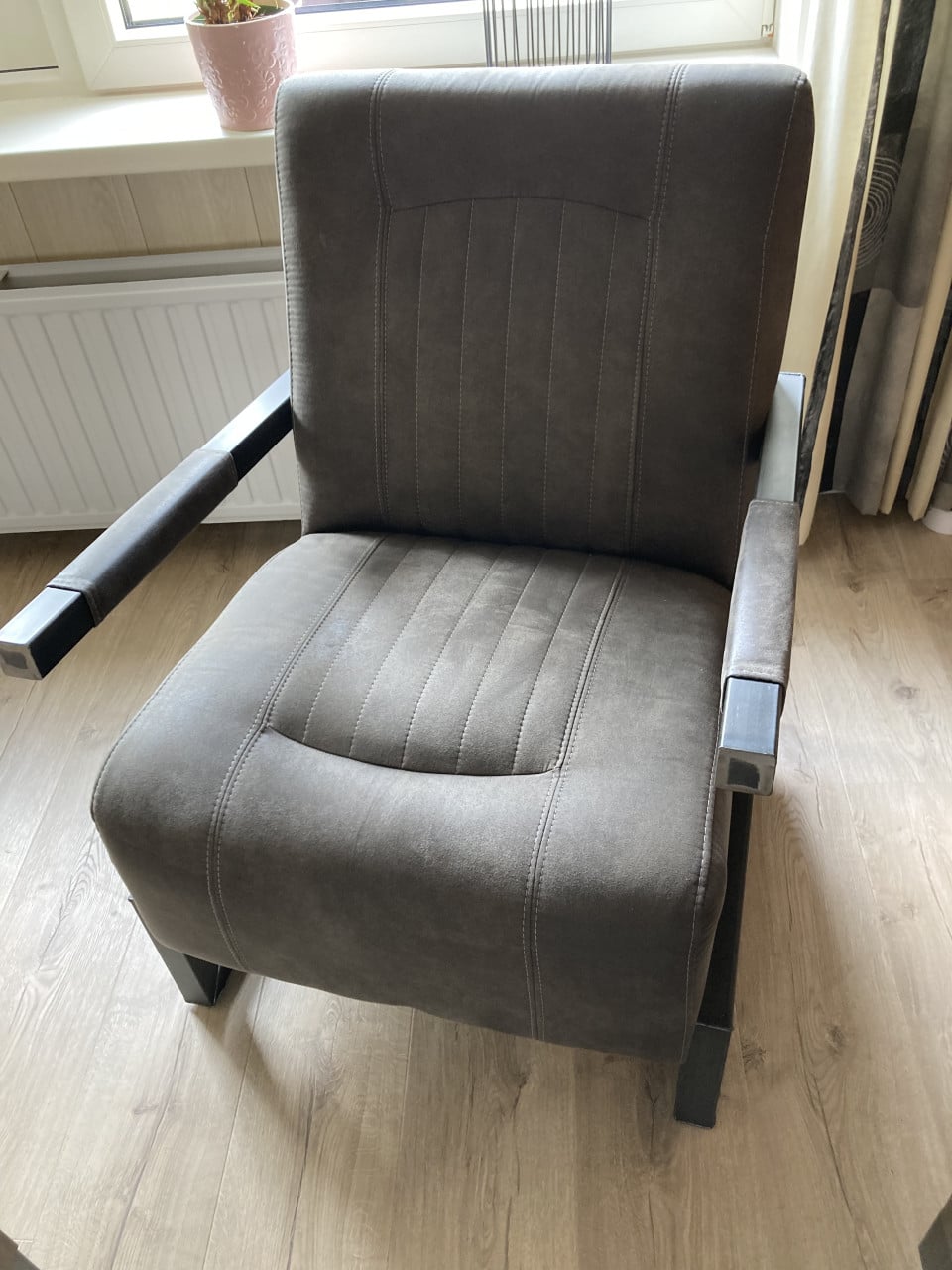 2 industriële fauteuils
