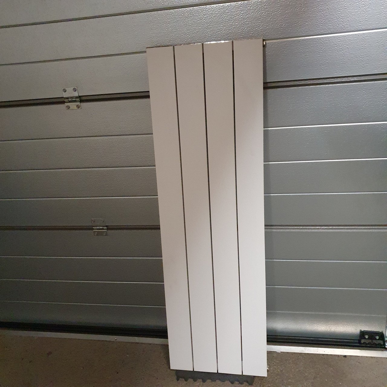 Verticale design radiator en handdoekbeugel