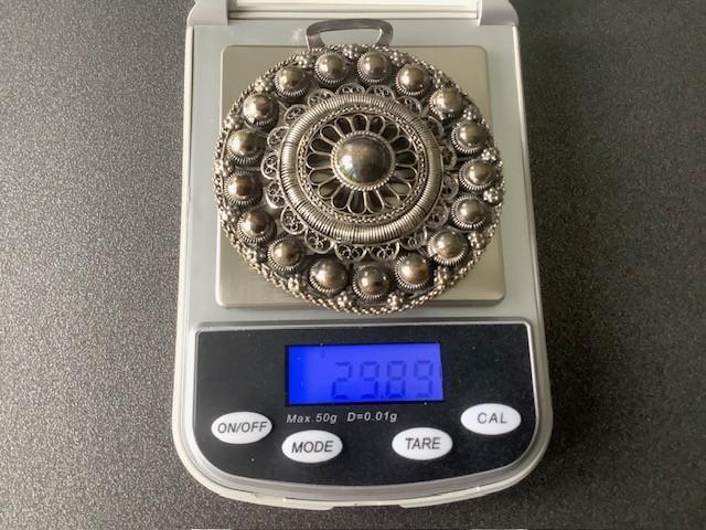 Zeeuwse knop (klederdracht) , zilver.