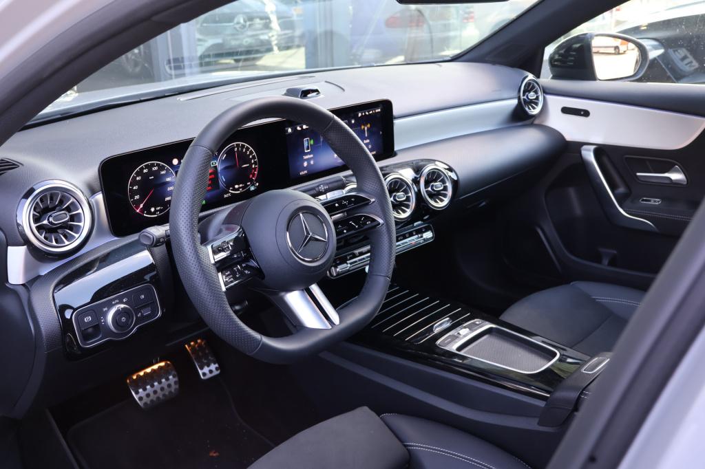 Mercedes-Benz A-Klasse 250 e amg line i panoramadak i camera i distronic i 