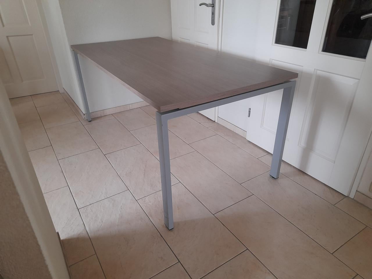 Prachtig bureau 90 x 180 x 75,5 (verstelbaar ) z.g.a.n.