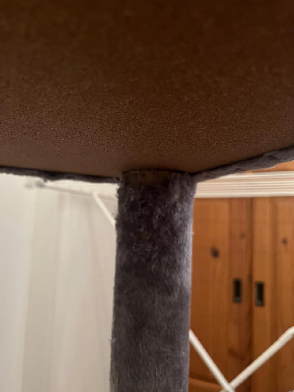Kastje met krabpaal voor kattenbak