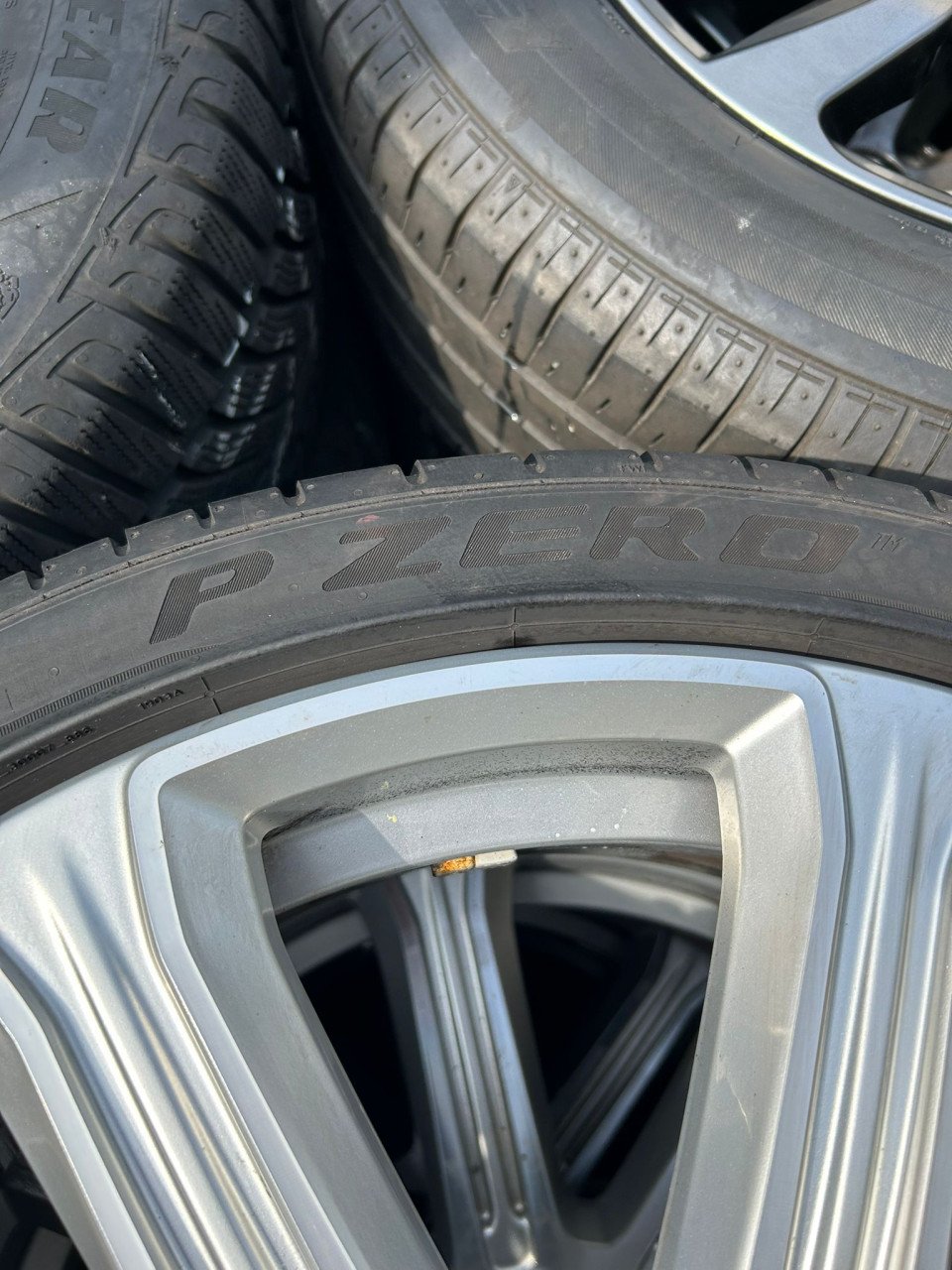 ''20'' VOLVO ALUMINIUM VELGEN MET PIRELLI PZERO ZOMER BANDEN