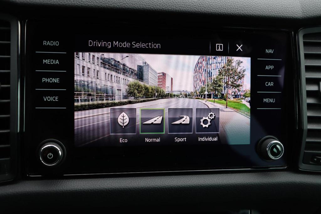 Skoda Kodiaq 1.5 tsi sportline business 150pk dsg7 | trekhaak | pano | memo