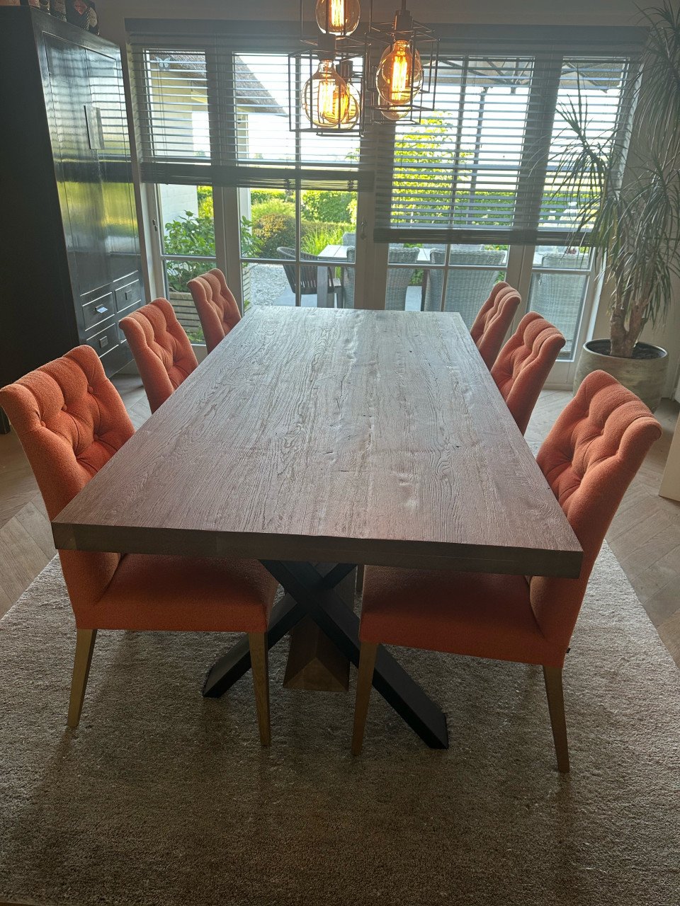 Zeer nette eettafel met 6 stoelen