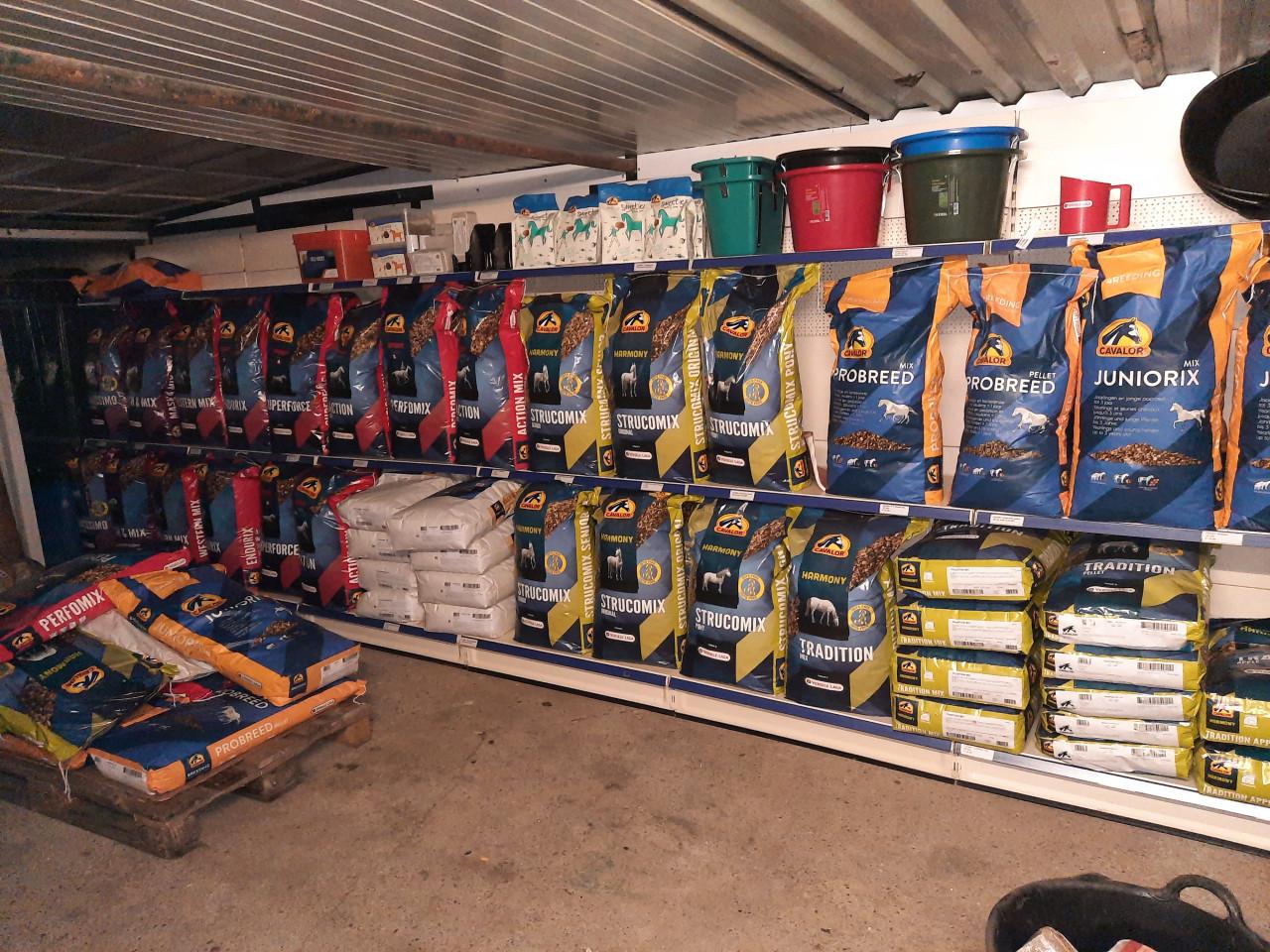 Grote keuze uit paardenvoer, paardenbenodigdheden, bodembedekking