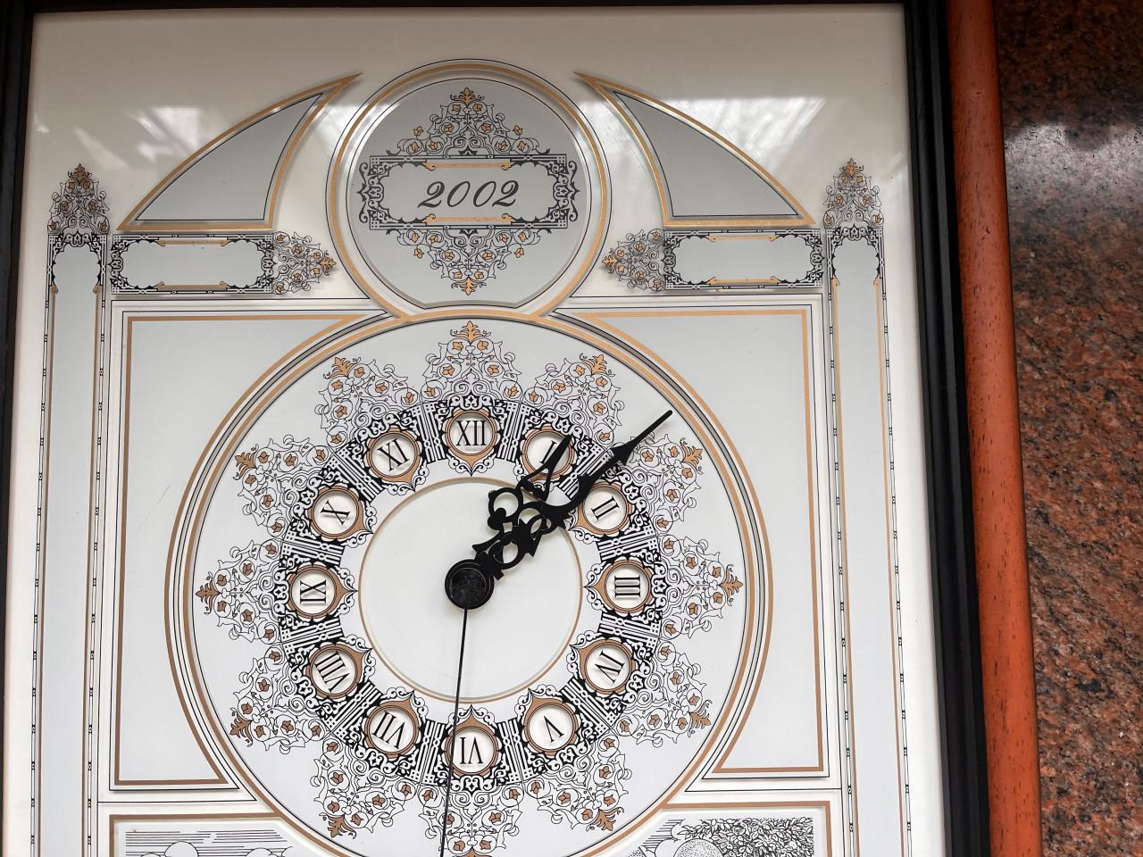 Wandklok met dorpsgezichten Hoedekenskerke