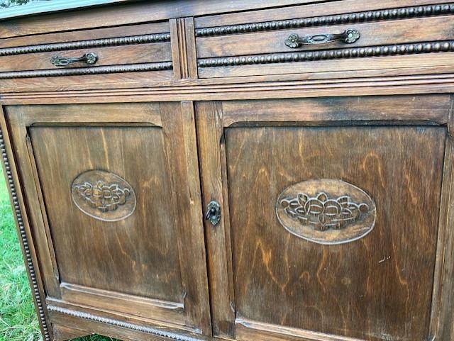 Antieke lavabo met spiegel