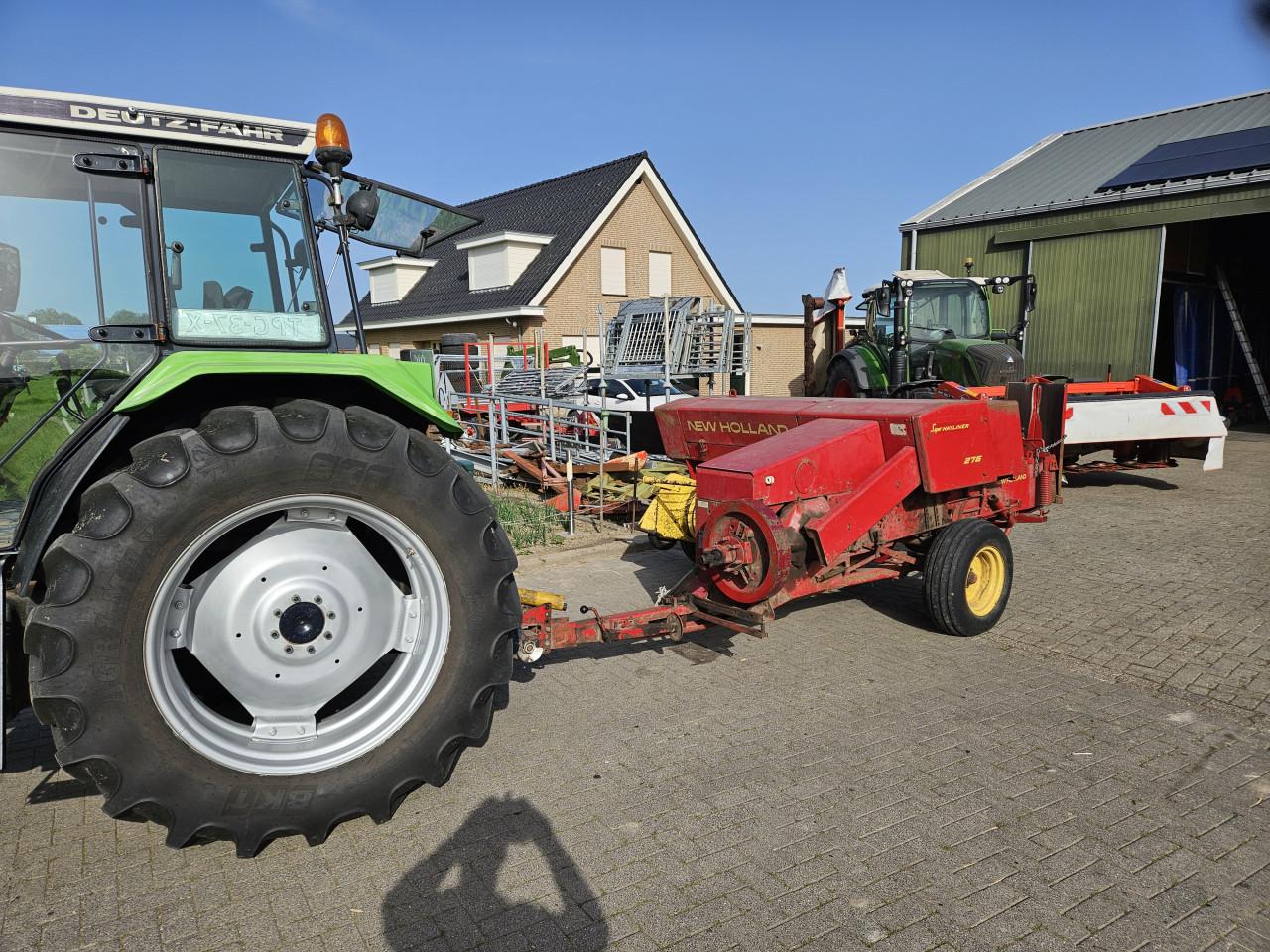 Kleine pakkenpers New Holland 276