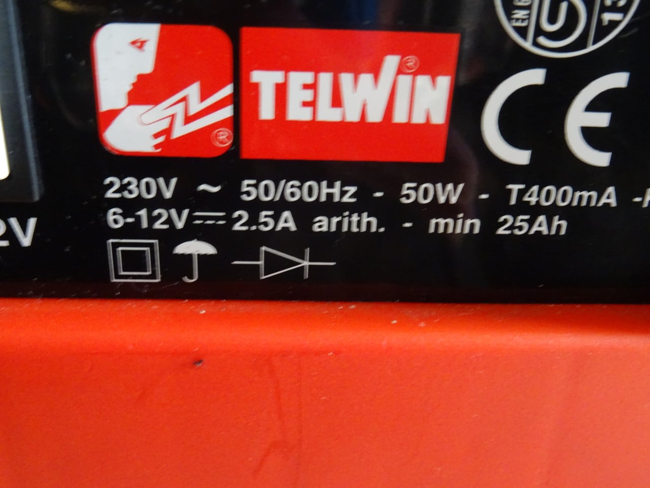 Nog bijna niet gebruikte battery charger 6 en 12 volt lader zie foto s