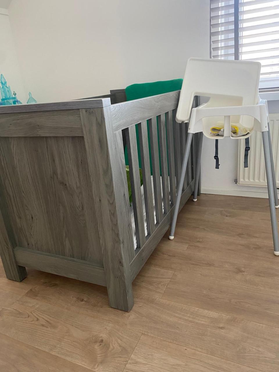 Stevig babybed en andere babyspullen