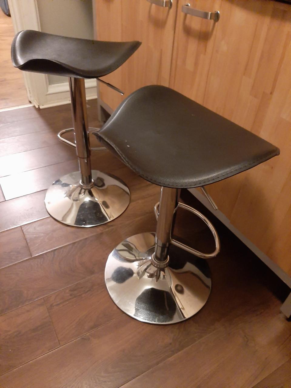 2 mooie barkrukken en een designstoel