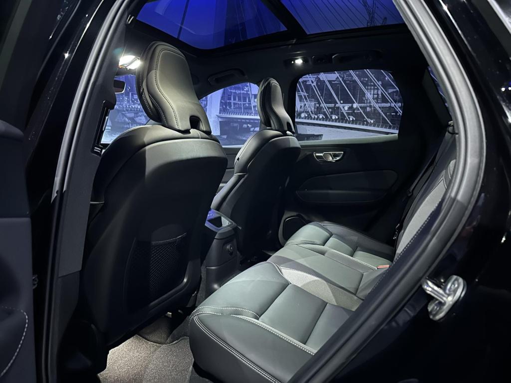 Volvo XC60 2.0 t8 plug-in hybrid awd plus black edition *c-four*b&w*winterp