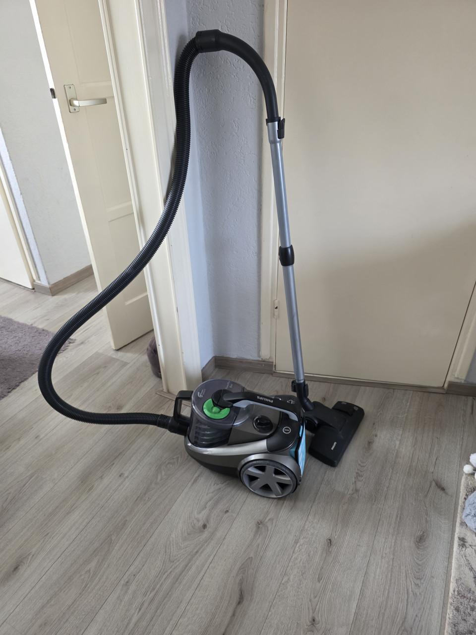 In zeer goed staat en goed werkend stofzuiger PHILIPS-220V-1250W