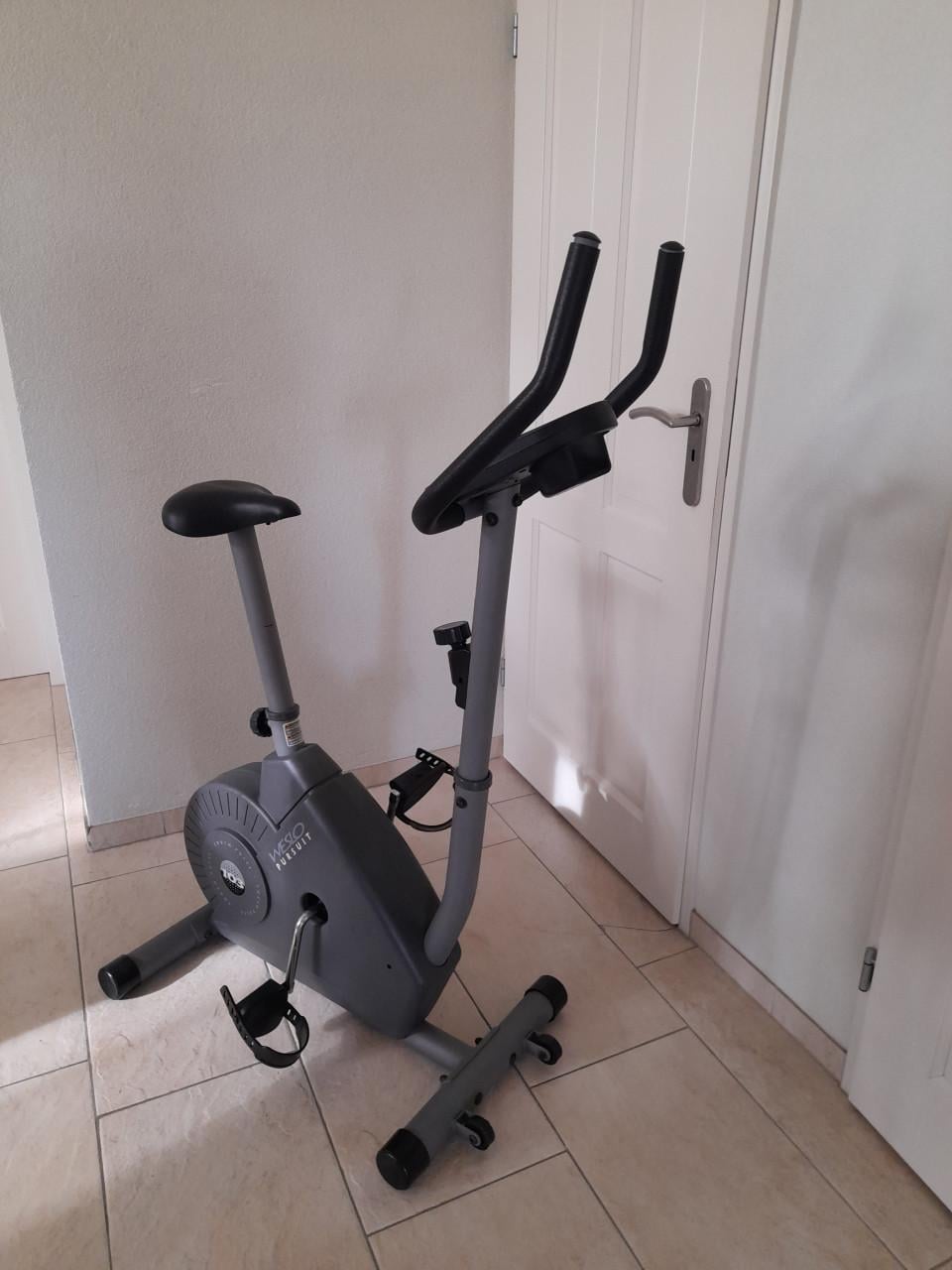 Hometrainer (werkt naar behoren ) in goede staat!  In zwaarte verstelbaar