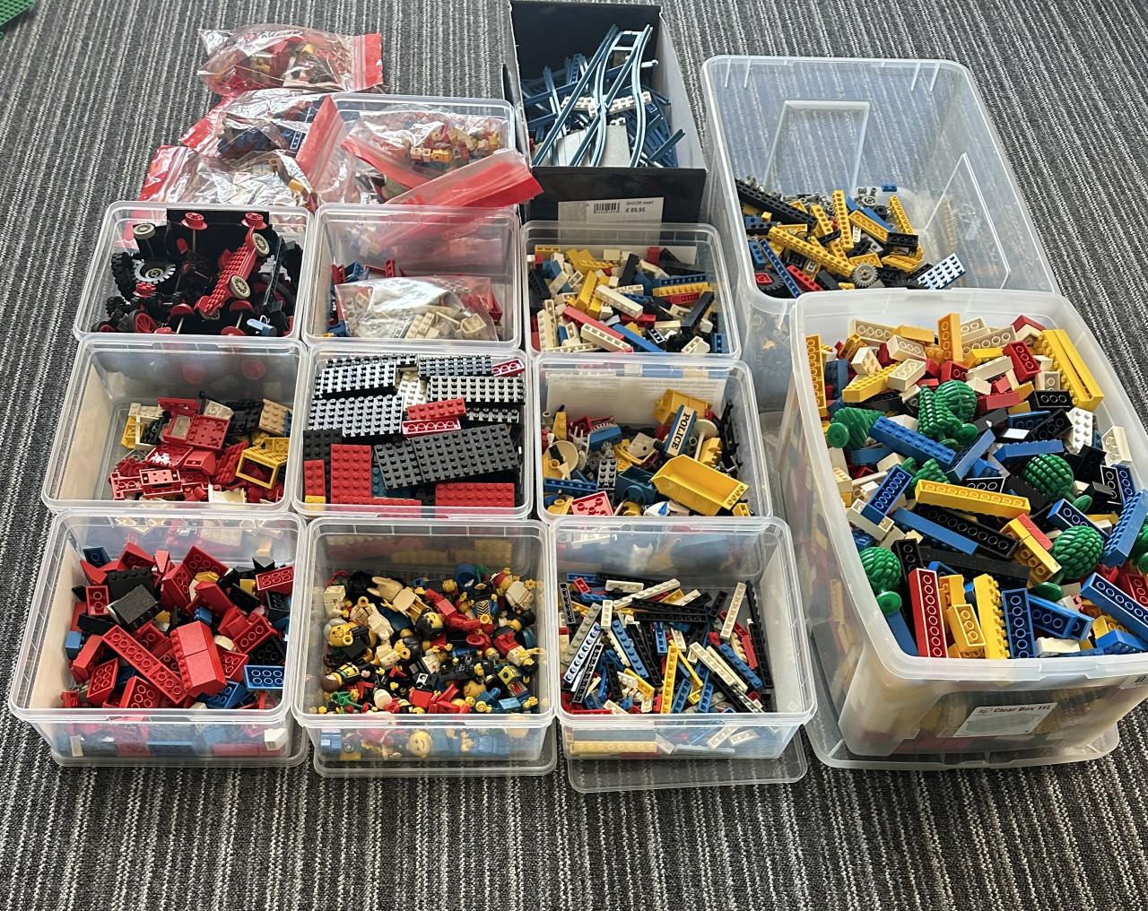 Lego heel veel gesorteerd in bakjes