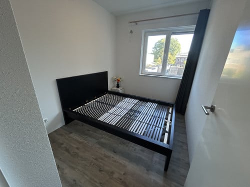 Bed frame + lattenbodems (140x200)