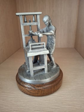 Tinnen beeld boekdrukker