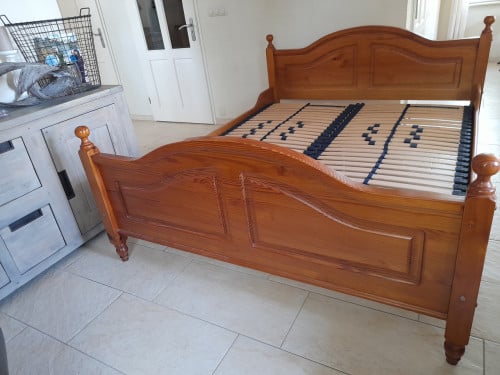 Massief houten bed 160 x 200 (in goede staat )