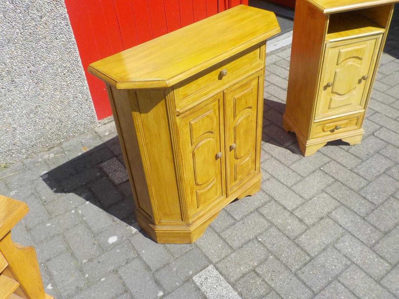 In zeer goede staat smal eiken kastje