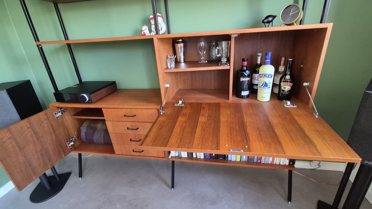 Furnified, vintage wandkast teak/ zwart metaal