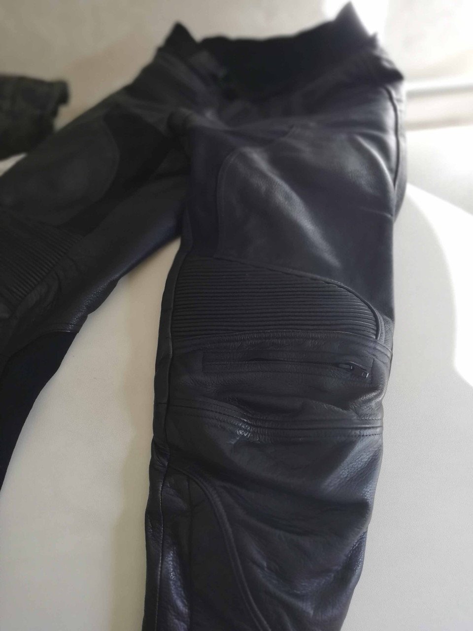 Zwart Leren motorjas en broek, merk SPOOL