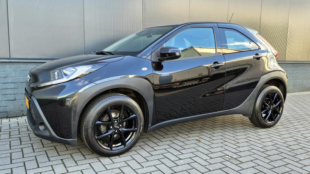 Toyota Aygo x 1.0 vvt-i mt play | camera | lane assist | acc | 17 inch | ai